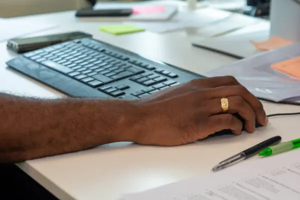 Hand op een computermuis.