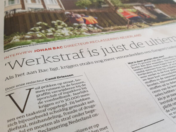 Foto van een krantenartikel van NRC, met als titel: 'Werkstraf is juist de ultieme vergelding'. De auteur is Camil Driessen.