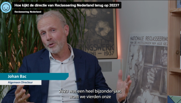 Schermafbeelding van de video met directeur Johan Bac die vertelt over het jaar 2023.
